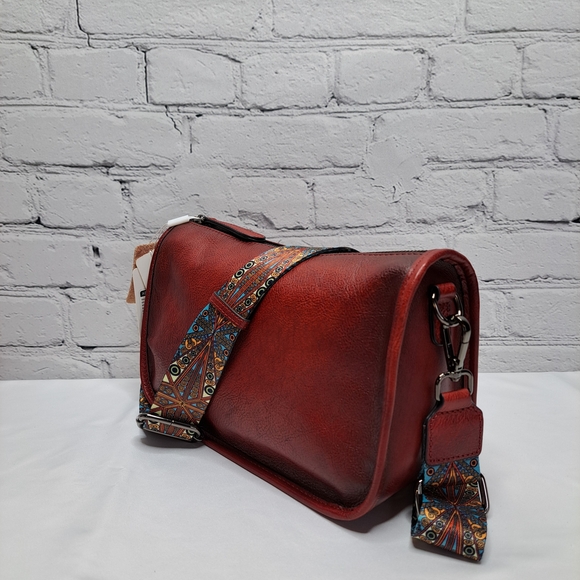 LEATHER CROSSBODY BAG TOP-ZIP 2-STRAP OPTIONS WINE HUE ⁴ - Picture 6 of 16